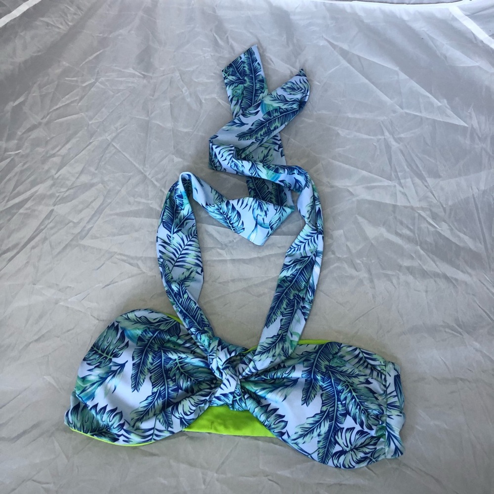 Reversible blue floral / lime green top. Size S